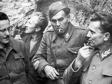 II.4-Edvard-Kardelj-a-sinistra-e-Jozip-Broz-Tito-a-destra-durante-la-Seconda-guerra-mondiale
